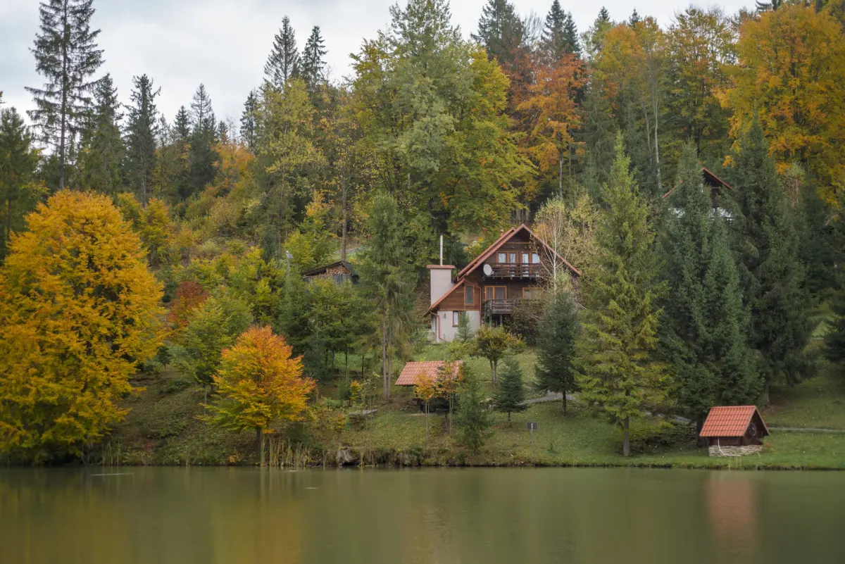 Górskie jezioro jesienią w Ozero Vita